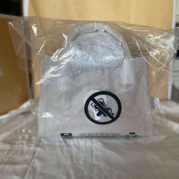 MICHAEL KORS Gabby Small Satchel Camel
NWTs large gold MK fold over crossbody - Picture 7 of 7